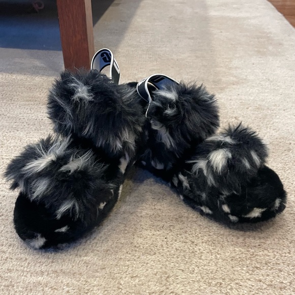 UGG Shoes - UGG black & white slippers